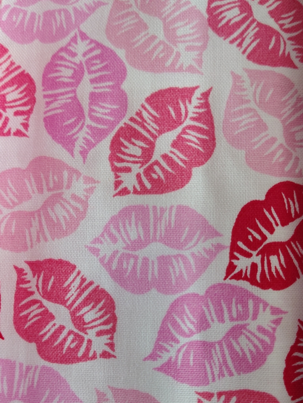 Pink & Red Lip Print Cotton Fabric - 5 Piece Fat Quarter Bundle